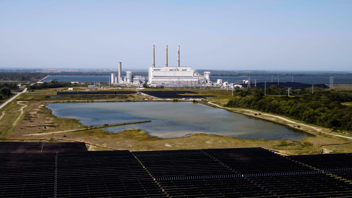 Vistra connects two new solar projects, extends life of 1,185-MW Baldwin coal plant in Illinois